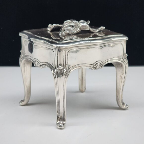 Antique W.B. Mfg 795 Silver Plate Cigarette Box With Floral Berries Curved Legs - Picture 3 of 15